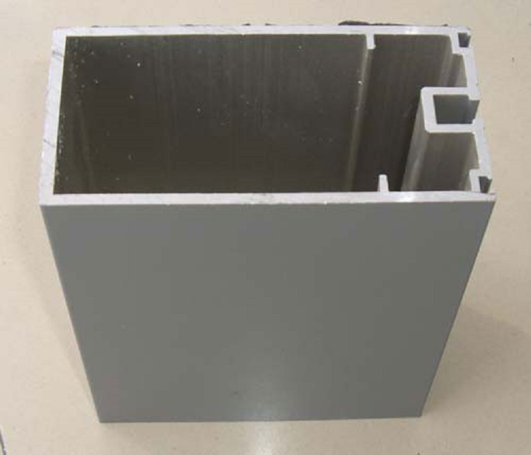 防火幕墻型材該怎么選擇 長期以來，建筑物的火災(zāi)時常發(fā)生，建筑物防火一直都是設(shè)計師注重的要點(diǎn)，特別是外裝飾幕墻防火，關(guān)乎著逃生，阻止火勢蔓的重要防線。防火幕墻也隨之應(yīng)運(yùn)而生。那么，防火幕墻的最重要部分—(圖2)