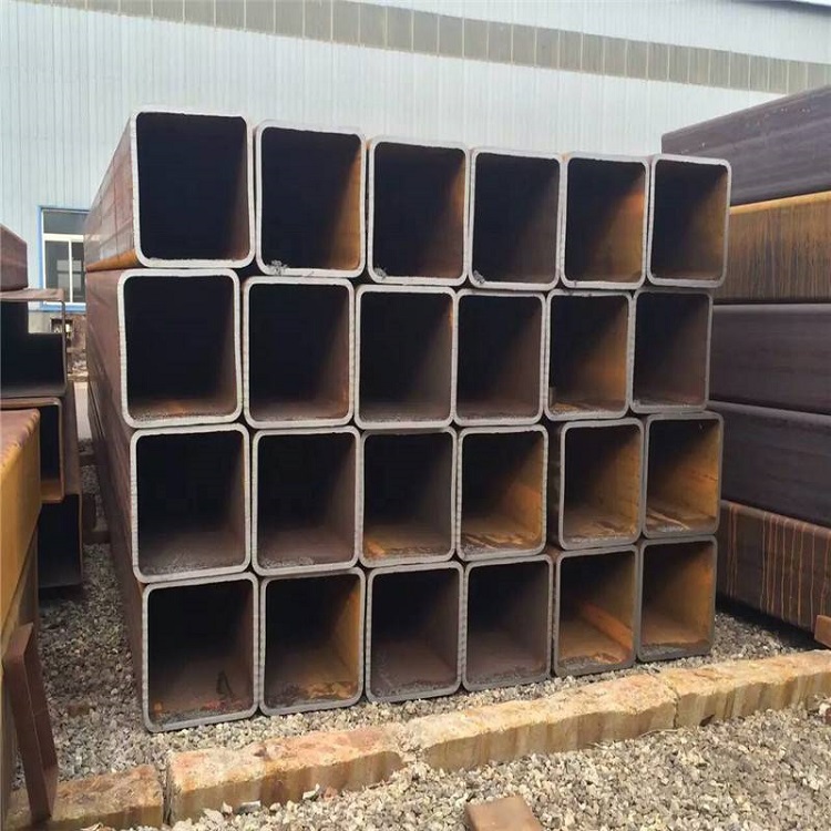 防火幕墻型材該怎么選擇 長期以來，建筑物的火災(zāi)時常發(fā)生，建筑物防火一直都是設(shè)計師注重的要點(diǎn)，特別是外裝飾幕墻防火，關(guān)乎著逃生，阻止火勢蔓的重要防線。防火幕墻也隨之應(yīng)運(yùn)而生。那么，防火幕墻的最重要部分—(圖4)