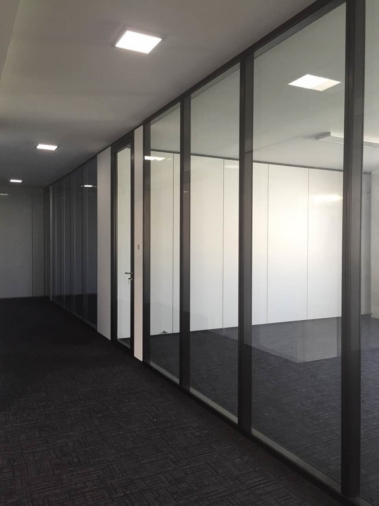 防火幕墻型材該怎么選擇 長期以來，建筑物的火災(zāi)時常發(fā)生，建筑物防火一直都是設(shè)計師注重的要點(diǎn)，特別是外裝飾幕墻防火，關(guān)乎著逃生，阻止火勢蔓的重要防線。防火幕墻也隨之應(yīng)運(yùn)而生。那么，防火幕墻的最重要部分—(圖5)